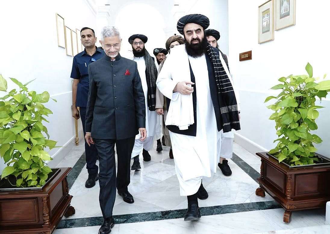 印度外長蘇杰生(Subrahmanyam Jaishankar，前左)10日與塔利班外長穆塔奇(Amir Khan Muttaqi，前右)在新德里舉行會談。(翻攝Dr S. Jaishankar臉書)