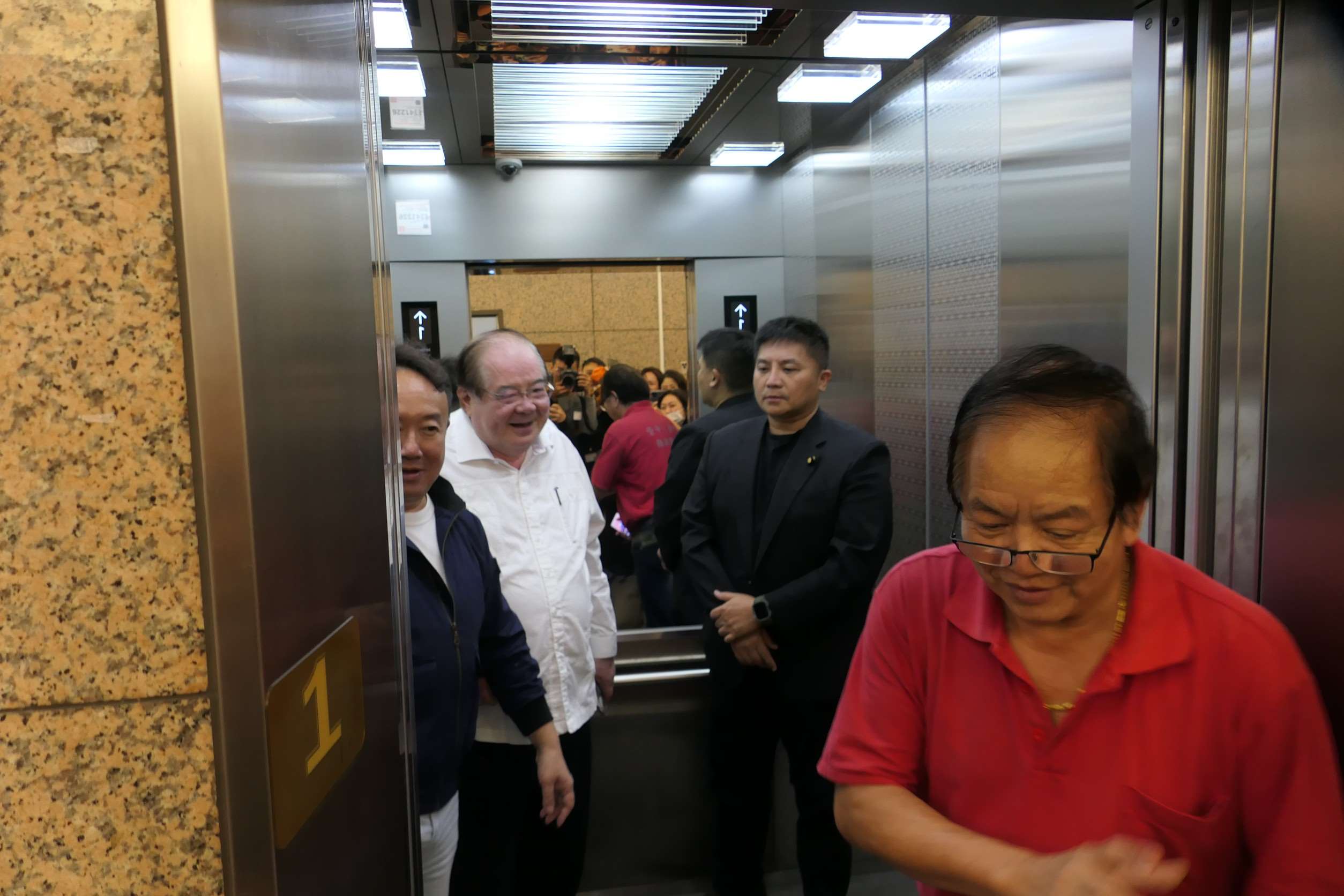 當選下屆國民黨主席的前立委鄭麗文將於11月1日全代會宣誓就職，為加速黨務交接，候任副主席兼秘書長李乾龍今天(27日)偕同候任文傳會主委吳宗憲到中央黨部，和現任黨務主管交接。(趙婉淳 攝)