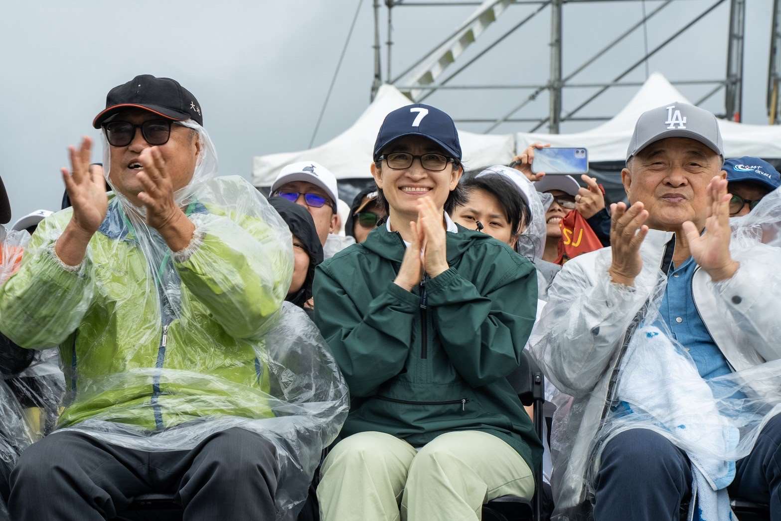副總統蕭美琴(中)24日現身2025池上秋收稻穗藝術節鄉親場，與民眾一起欣賞演出。(攝影／優人神鼓 王思淳)