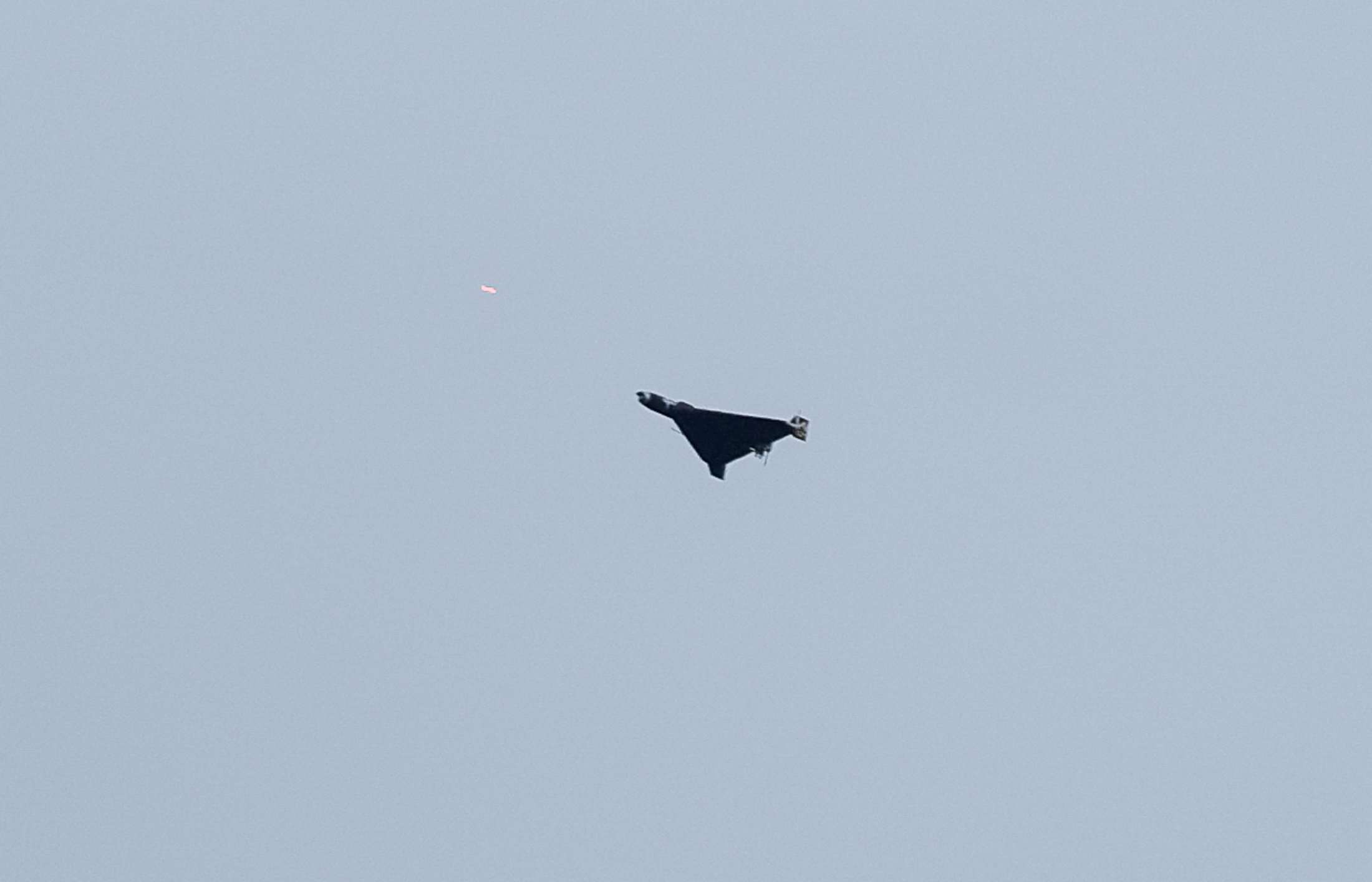 一名法國攝影記者在烏克蘭採訪時，遭俄羅斯無人機攻擊喪生。圖為一架俄羅斯無人機飛越烏克蘭城市上空。示意圖