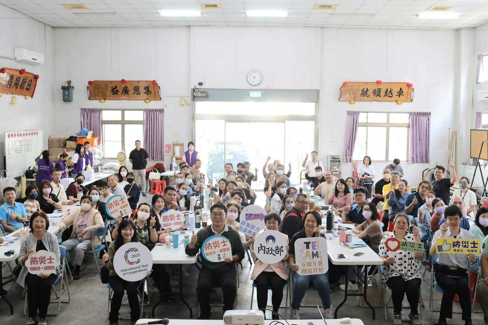 由內政部輔導的「有限責任台灣德仁社會福利勞動合作社」今天在高雄市仁武區高楠里活動中心辦理今年度合作教育暨防災士培訓，內政部劉世芳部長出席開訓典禮並跟現場與會者合影留念。(圖：內政部)