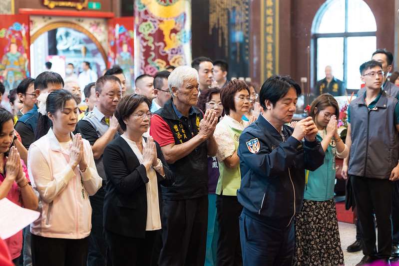 賴清德總統今(24)日至彰化伸港福安宮參香祈福。(圖：總統府)