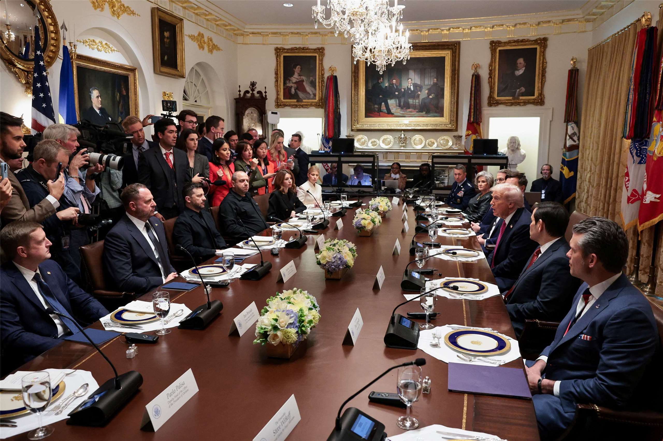 美國總統川普(右中)17日再次於白宮會見烏克蘭總統澤倫斯基(左中)。(路透社/達志影像)