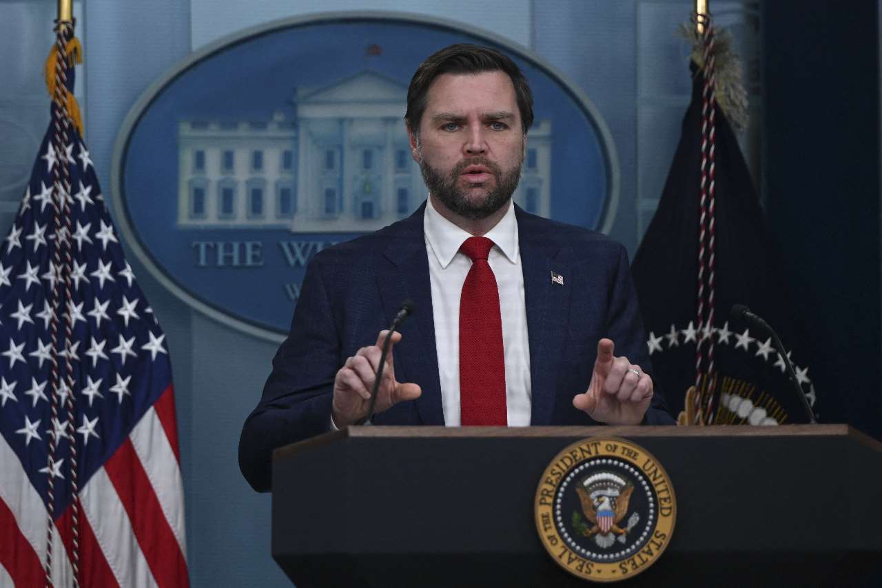 美國副總統范斯(JD Vance)(圖)指責民主黨拒絕撥款給政府，因為民主黨試圖將醫療保險範圍擴大至非法移民。(資料照片)