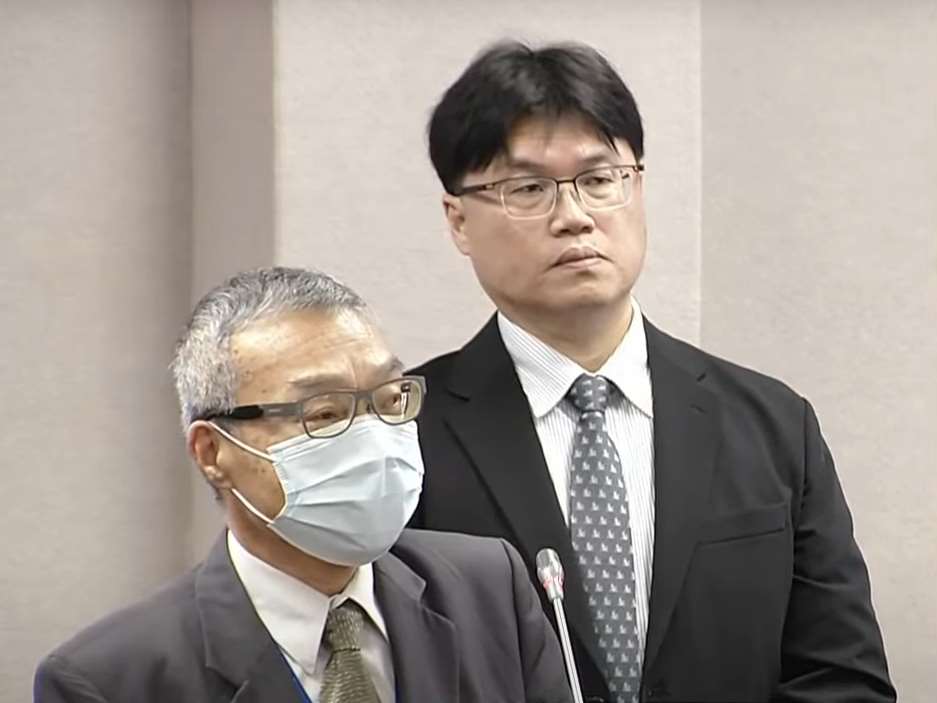 立法院20日排審公立學校教職員退休資遣撫卹條例修法草案。前為銓敘部次長懷敘、後為教育部次長朱俊彰。(翻攝國會頻道)