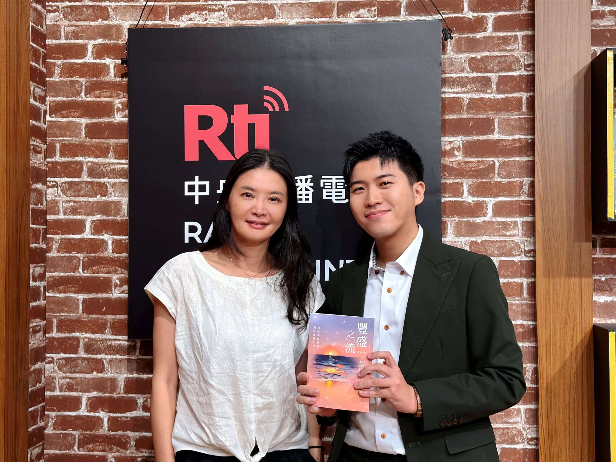 主持人內克與來賓Asha老師（左）