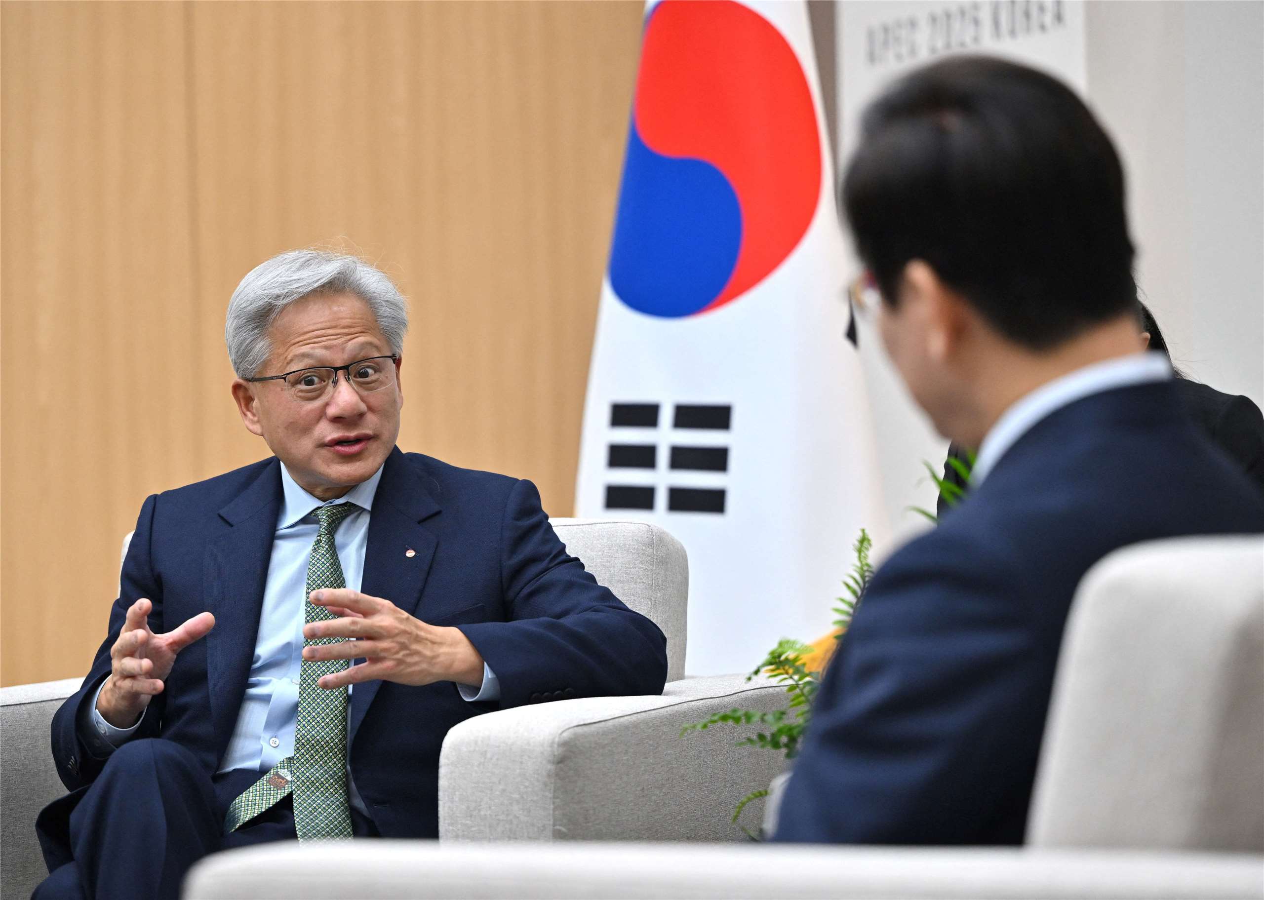 輝達執行長黃仁勳在亞太經合組織(APEC)峰會期間與南韓總統李在明舉行了會晤。