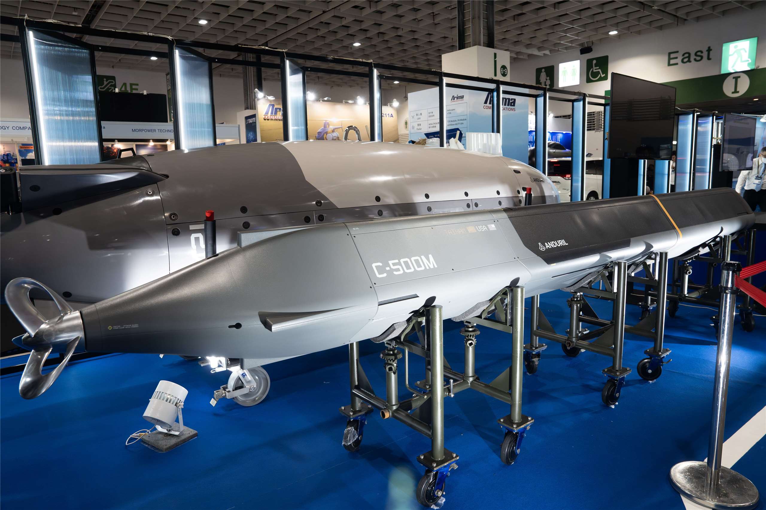 國防部9月中於台北國際航太暨國防工業展中，同時展出安杜里爾公司「水下自主無人多功能載具」及「水下自主式水雷」，中科院表示，目前已開始推動這兩項武器系統的合作案，並研討未來可能運用的範圍。(楊仁翔 攝)