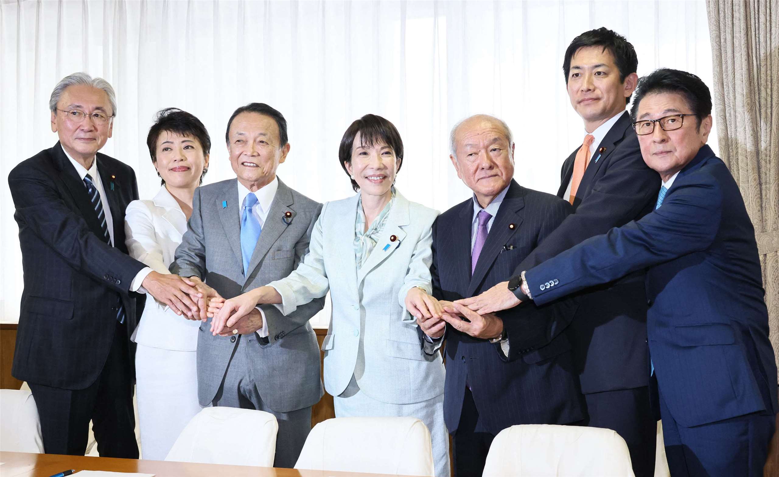 日本自民黨新任總裁高市早苗今天(7日)敲定黨內一級人事。左起：古屋圭司、有村治子、麻生太郎、高市早苗、鈴木俊一、小林鷹之、松山政司。(AFP)