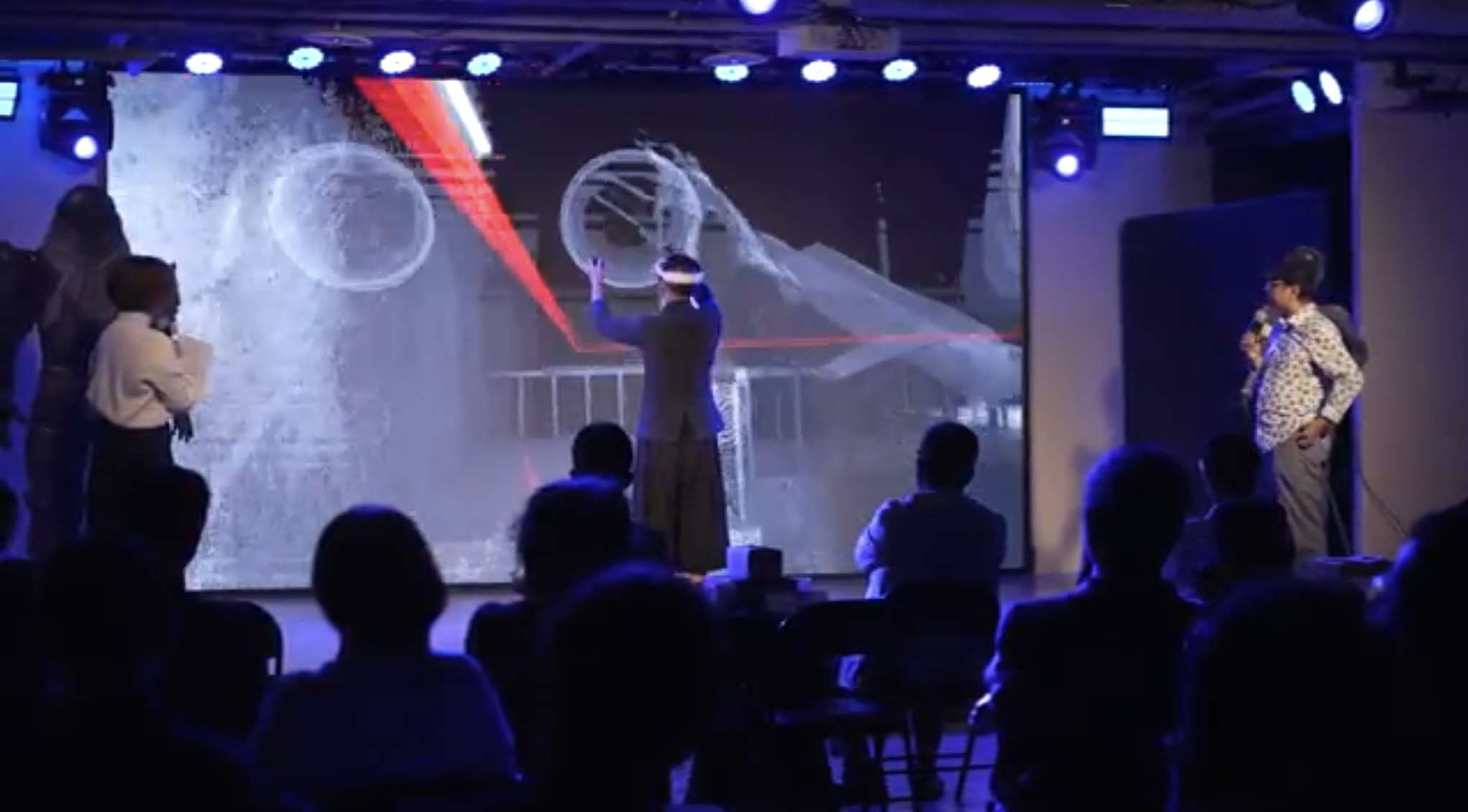 國際知名虛擬藝術家黃心健(右)推出新作 《Ekholux迴光世界》，打造台灣原創VR遊戲作品。(江昭倫 攝)