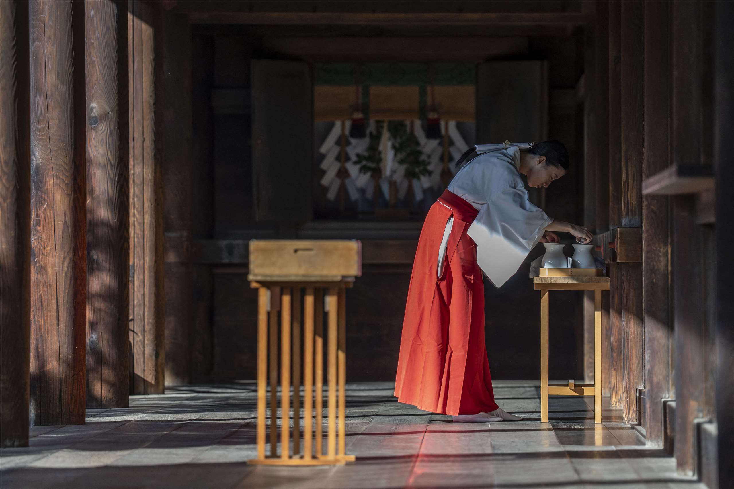 靖國神社位於東京市中心，供奉了自19世紀末以來在戰爭中喪命的250萬亡靈。圖為巫女在靖國神社秋祭工作。