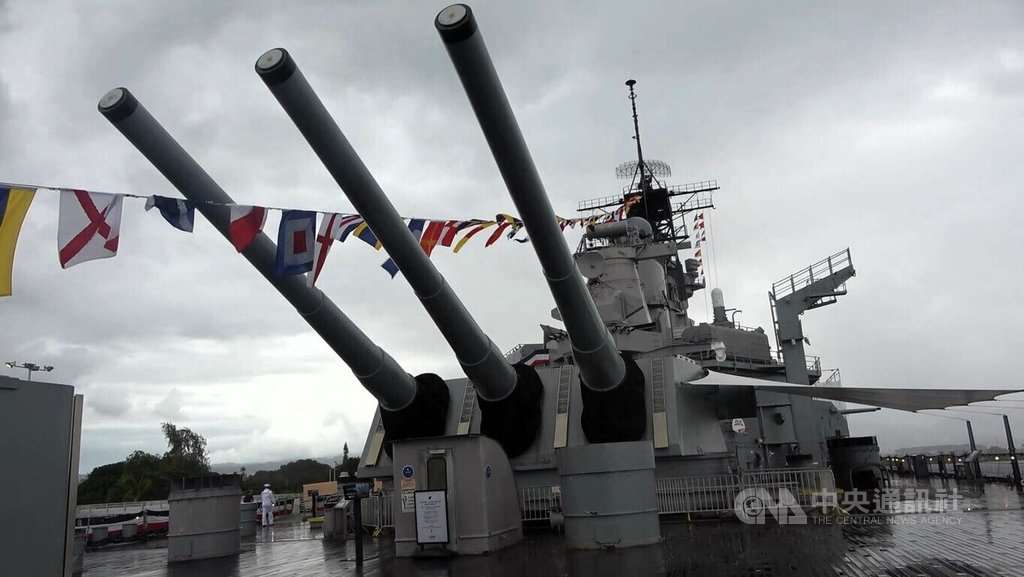 美國海軍密蘇里號戰艦（USS Missouri）見證第二次世界大戰日本投降歷史，艦上甲板保留當年日本簽署投降書的原狀。中央社記者林宏翰夏威夷珍珠港攝　114年9月2日