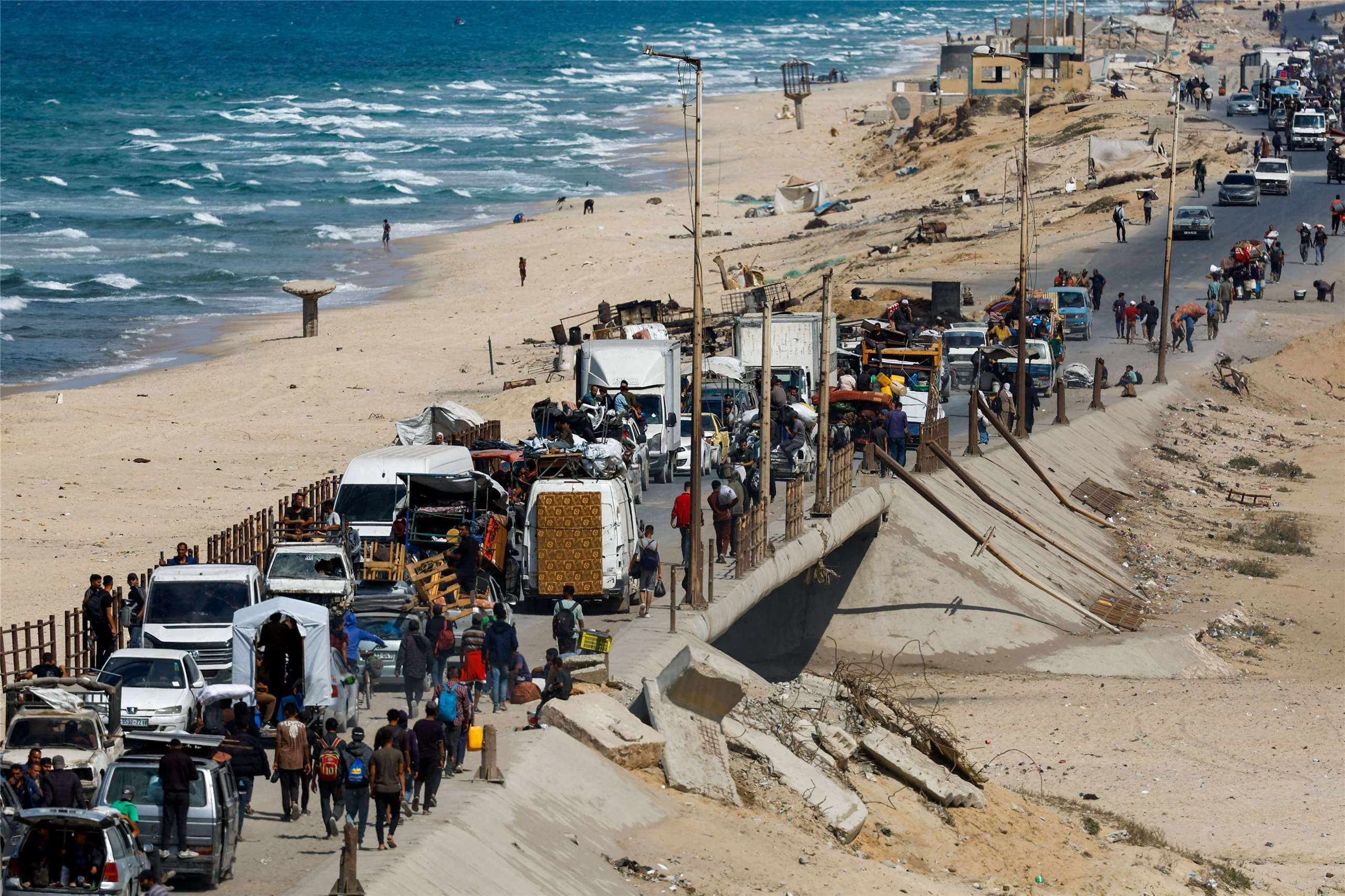 以色列與哈瑪斯日前宣布停火。圖為戰爭期間依照以色列命令被迫遷移至加薩南部的巴勒斯坦民眾，正沿著道路返回北部地區。
