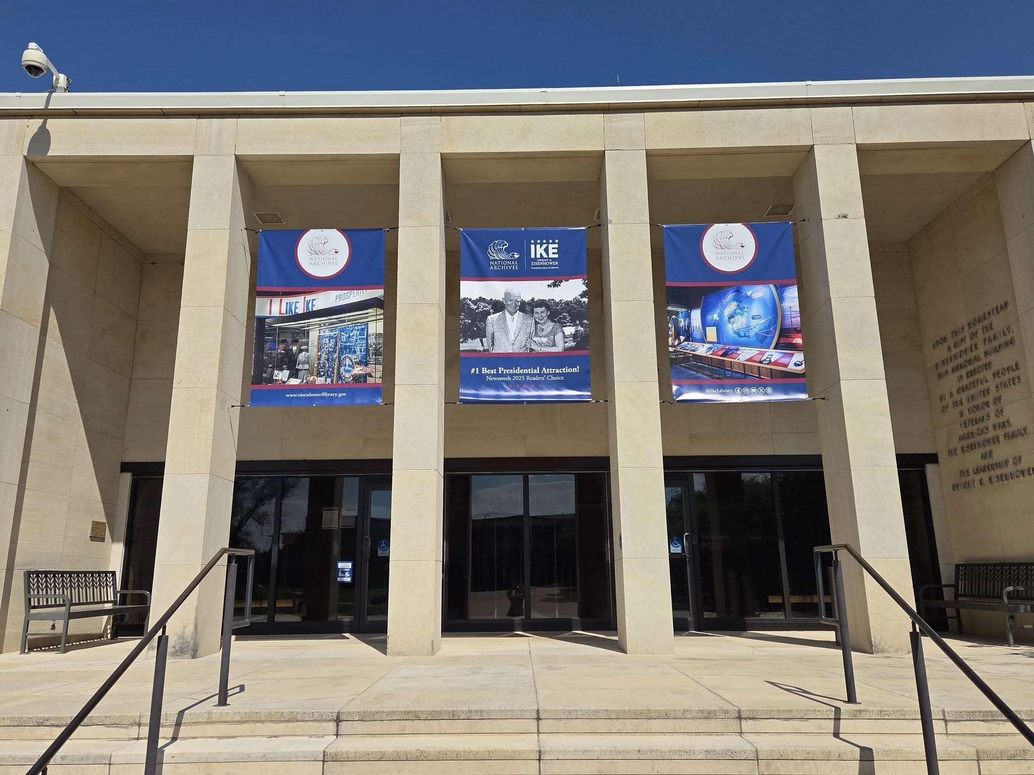 艾森豪總統圖書館(Eisenhower Presidential Library)館長阿靈頓(Todd Arrington)因反對將館藏送給英國而「被辭職」。圖為艾森豪總統圖書館外觀。(圖: FB/@IkeLibrary)
