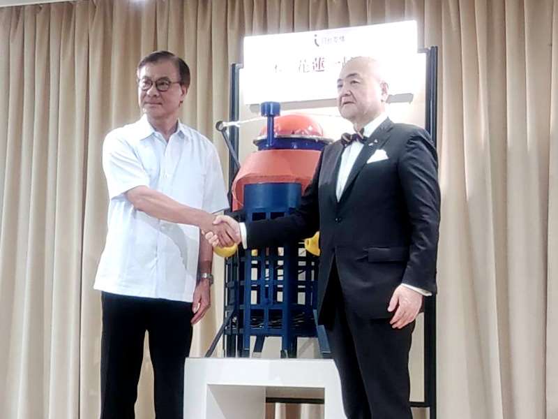 日本支援台灣監測堰塞湖的「投入式水位觀測機器」(中)17日在台北的日本台灣交流協會舉行致贈儀式，日本駐台代表片山和之(右)與台日關係協會會長蘇嘉全(左)合影 (央廣記者王照坤 攝)
