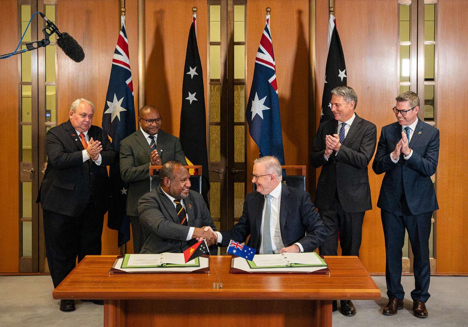 澳洲致力防堵中國，與巴紐簽署國防聯盟。(圖：Anthony Albanese臉書)