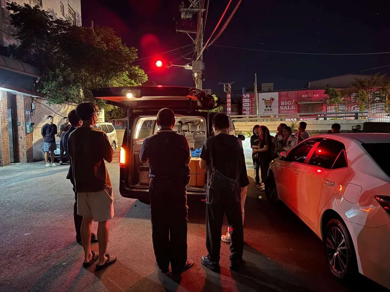 桃園市挖土機行老闆林鴻森因前往救災被刺傷引發敗血症，不幸在中秋夜辭世。(圖取自林奕華臉書)