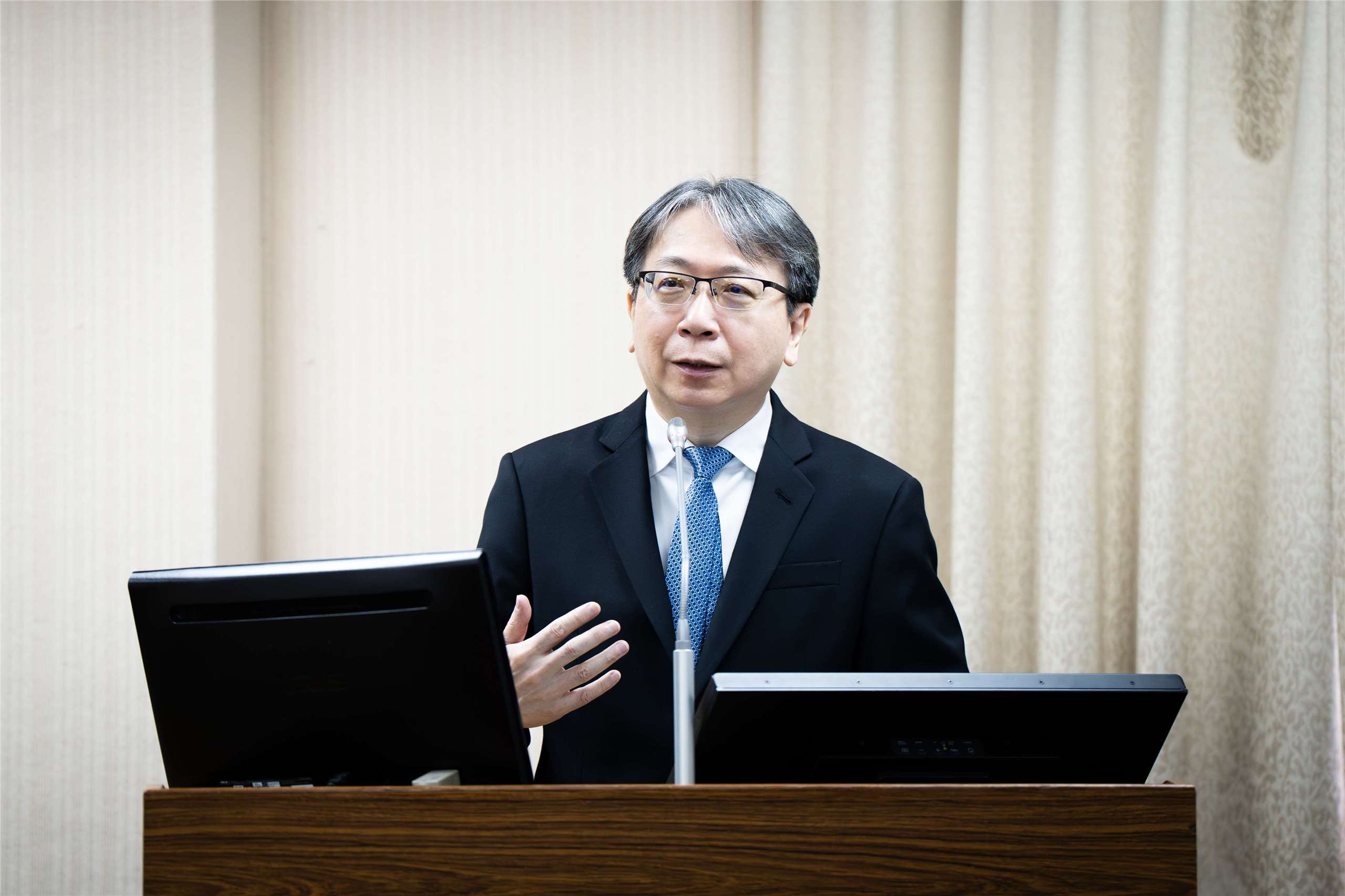 國安局局長蔡明彥表示，央廣屬於政府重要關鍵設施，涉及到大眾傳播，事件發生後國安單位高度重視，檢調積極調查偵辦。(楊仁翔 攝)