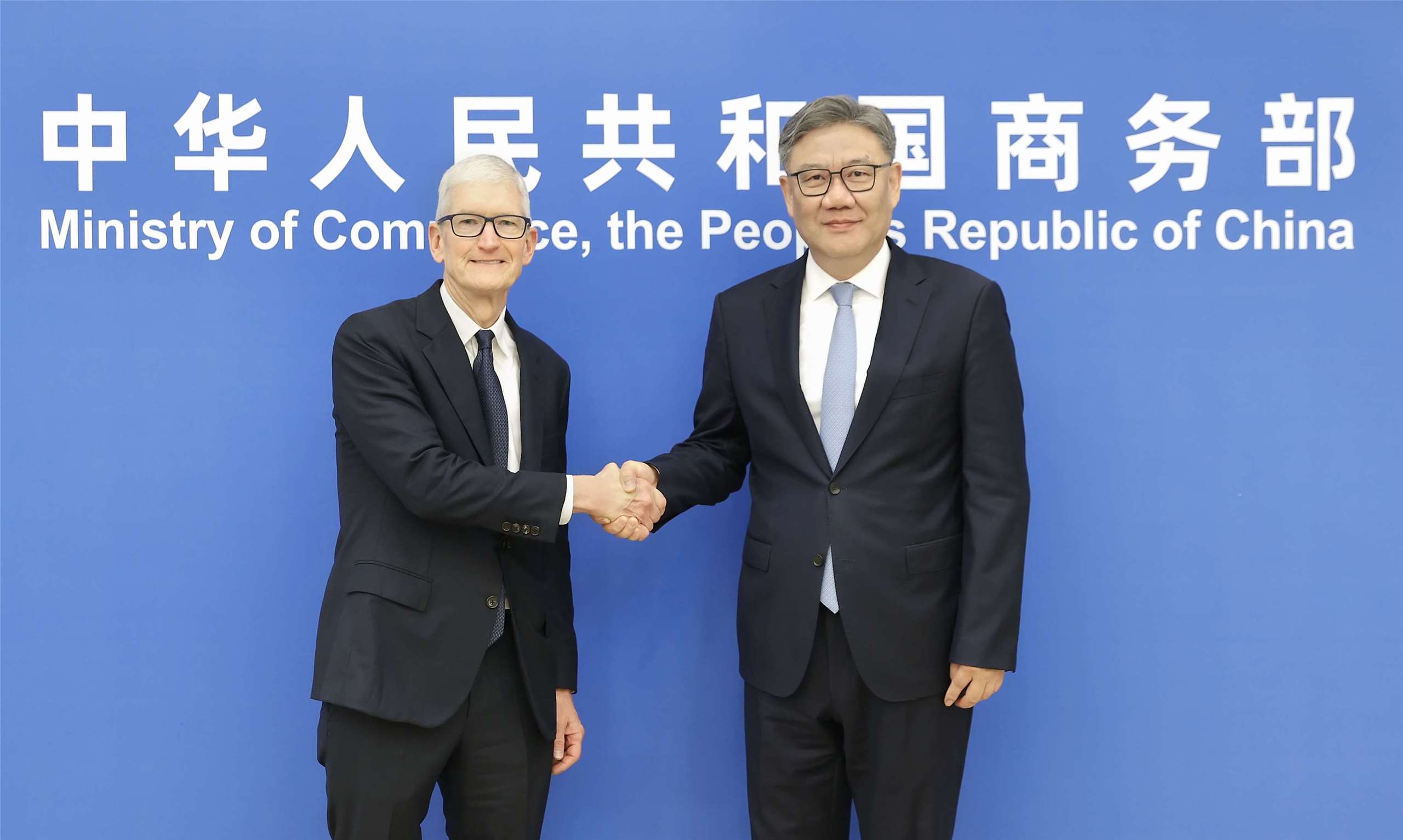 中國商務部長王文濤16日在北京會見蘋果執行長庫克(Tim Cook)。(圖:中國商務部)