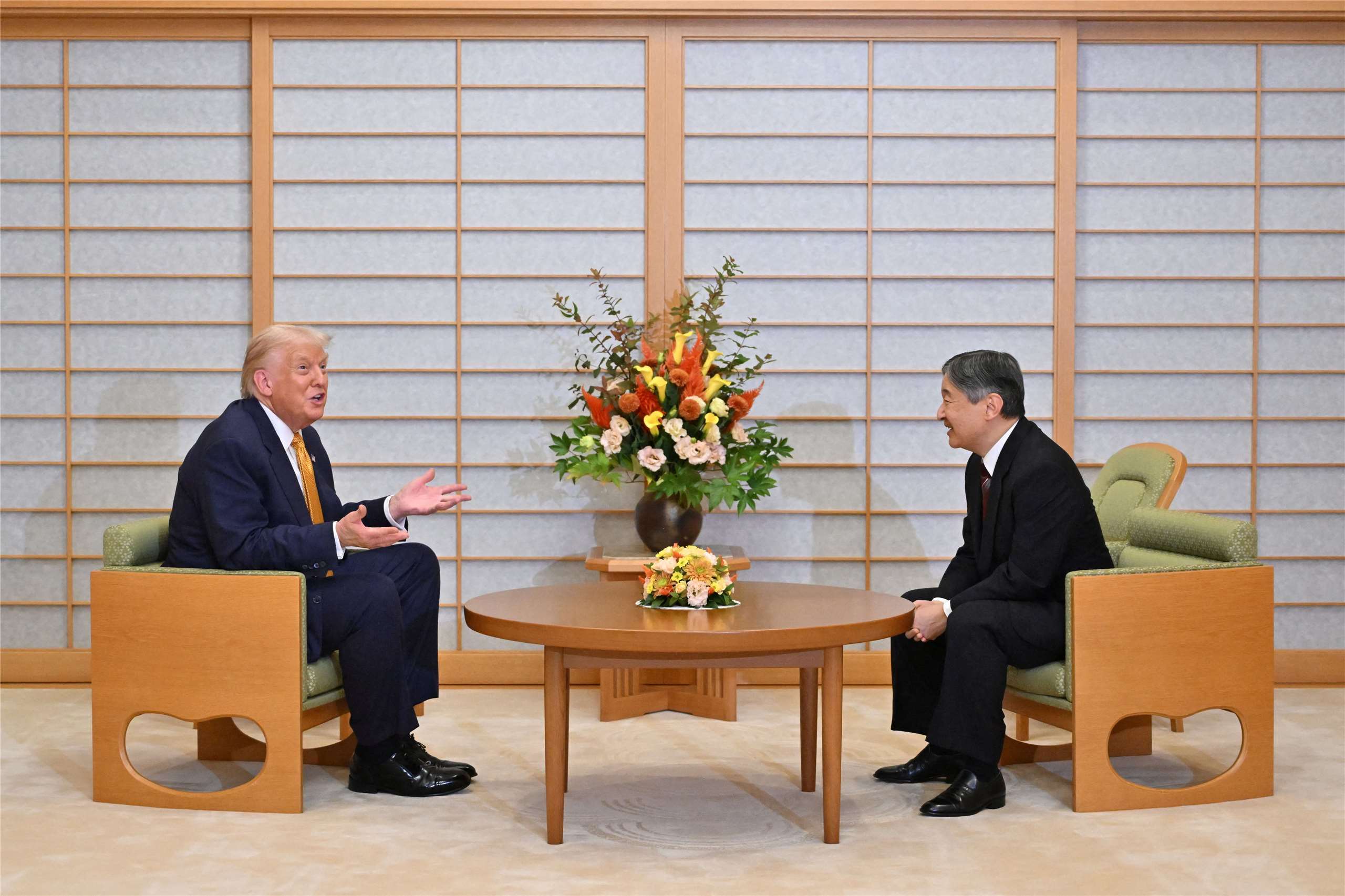 美國總統川普（左）27日前往日本東京，會見了日本德仁天皇（右）。 (路透社/達志影像)