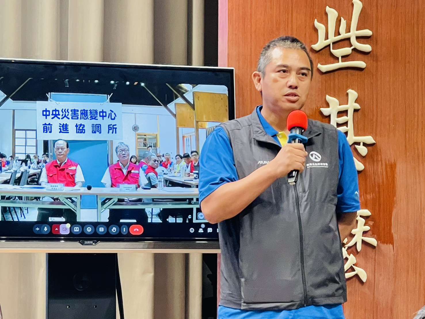 參與馬太鞍溪堰塞湖特遣隊的林保署花蓮分署技師賴光榮9日出席行政院會後記者會，說明本次探勘任務。(鄭佑漢 攝)