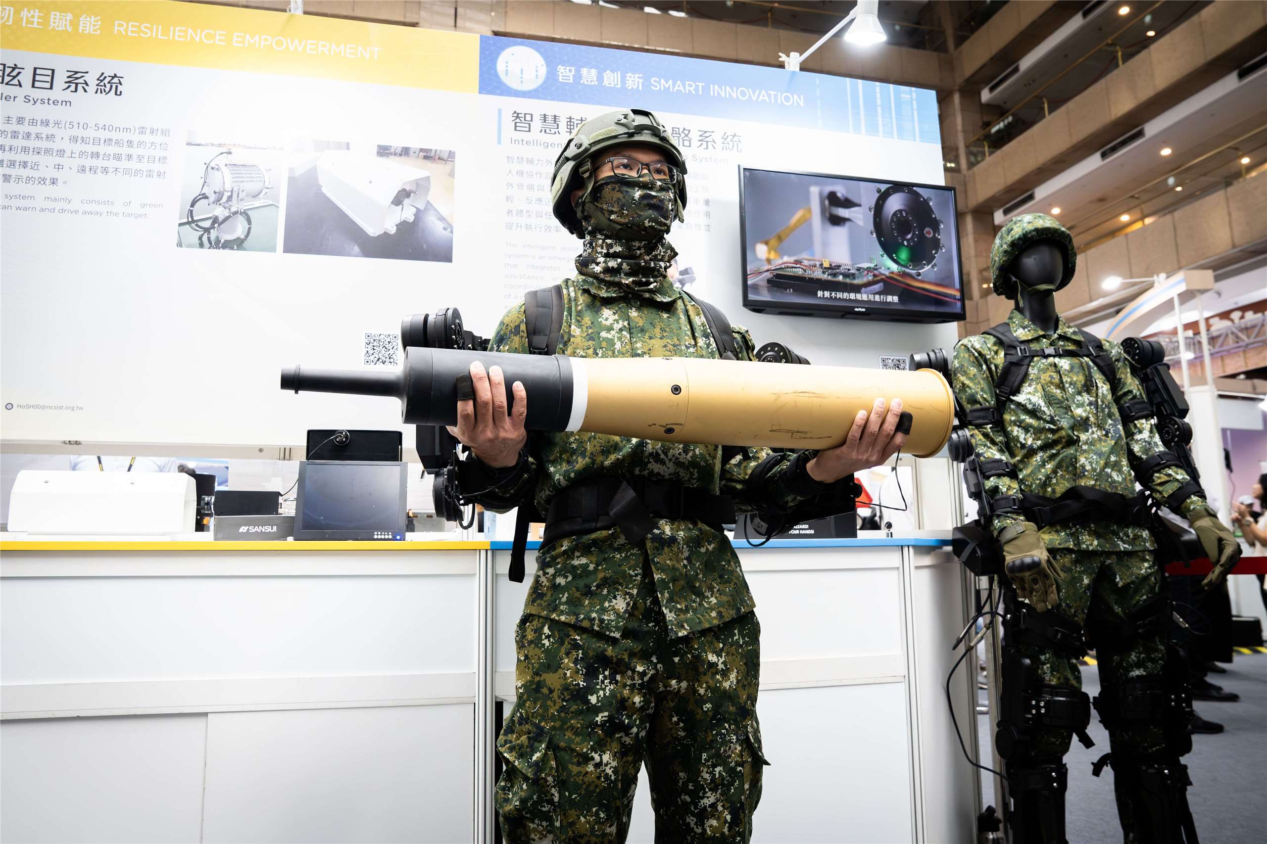 中科院16日在台北創博會中，展出最新式的「智慧輔力外骨骼系統」，能協助單兵完成重武器操作、彈藥輜重搬運等任務。(楊仁翔 攝)