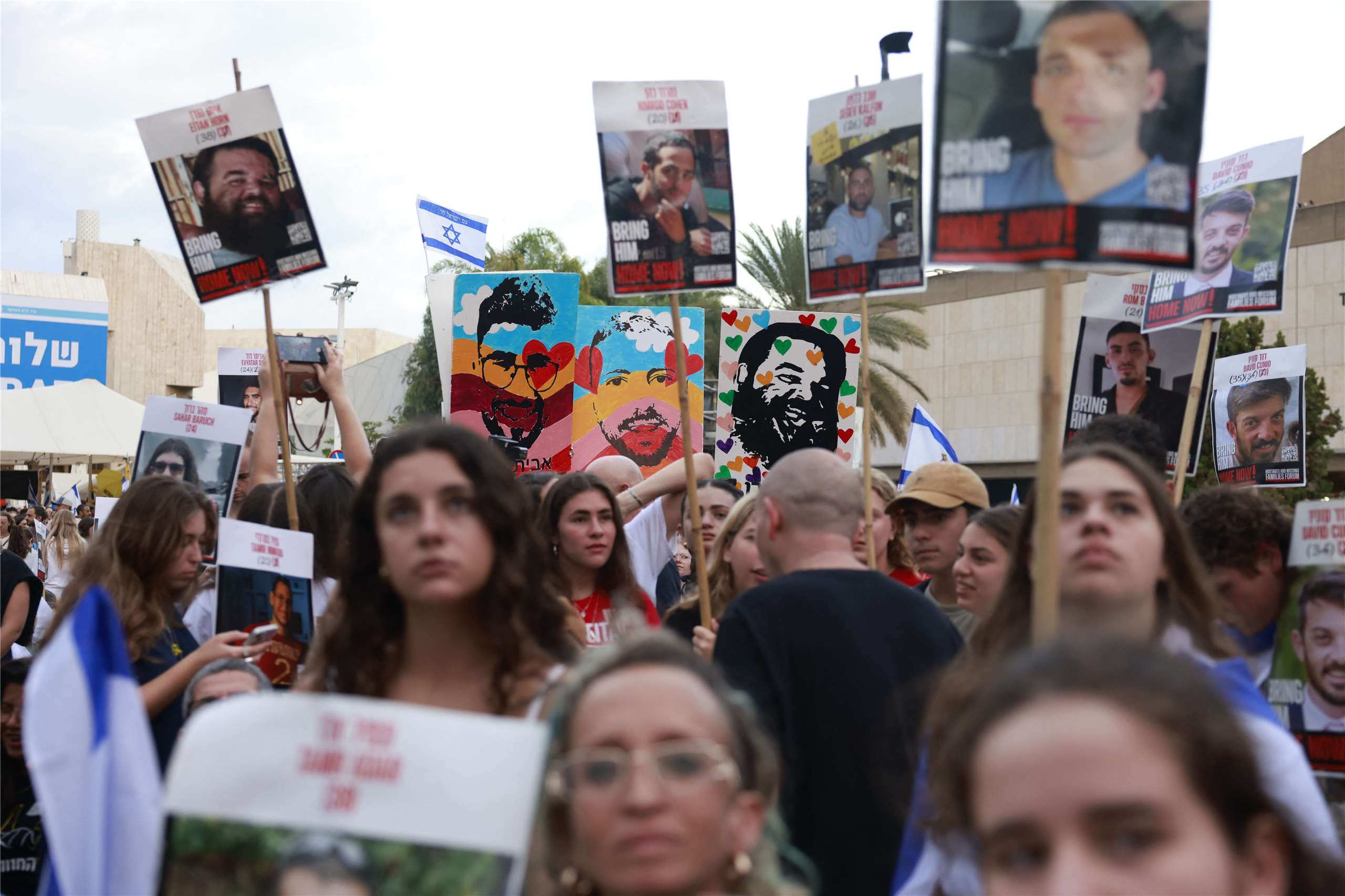 以色列民眾13日聚集在特拉維夫的人質廣場，高舉仍被監禁在加薩的以色列人質肖像。