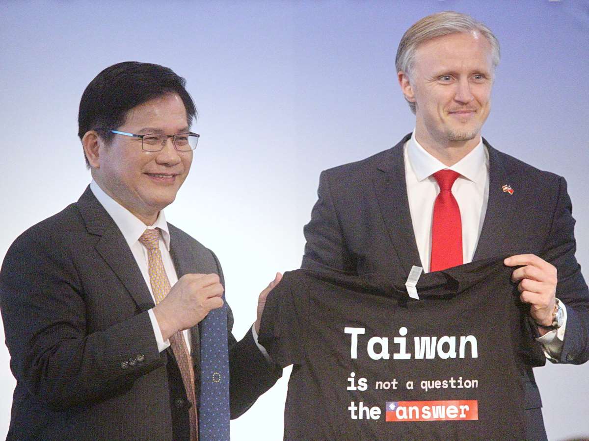 歐洲福爾摩沙俱樂部第2屆年會27日在台北開幕，年會主席柯理和(Rihards Kols，右)致贈外長林佳龍(左)印有「台灣是答案」的T恤 (央廣記者王照坤 攝)