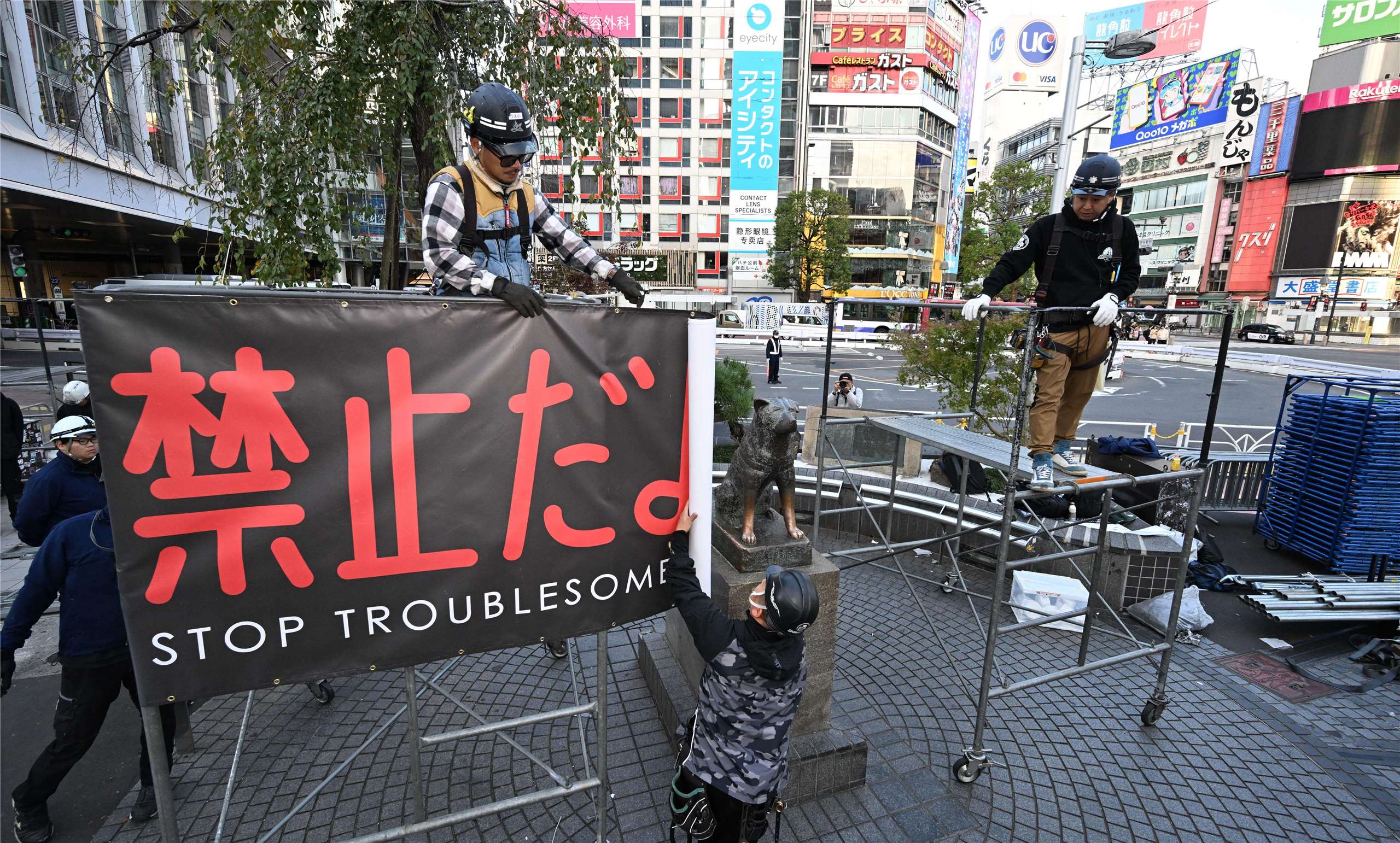 日本東京工作人員正在著名的澀谷「忠犬八公」周圍設置路障，以防止萬聖節期間人群聚集時發生意外事故。(美聯社/達志影像)