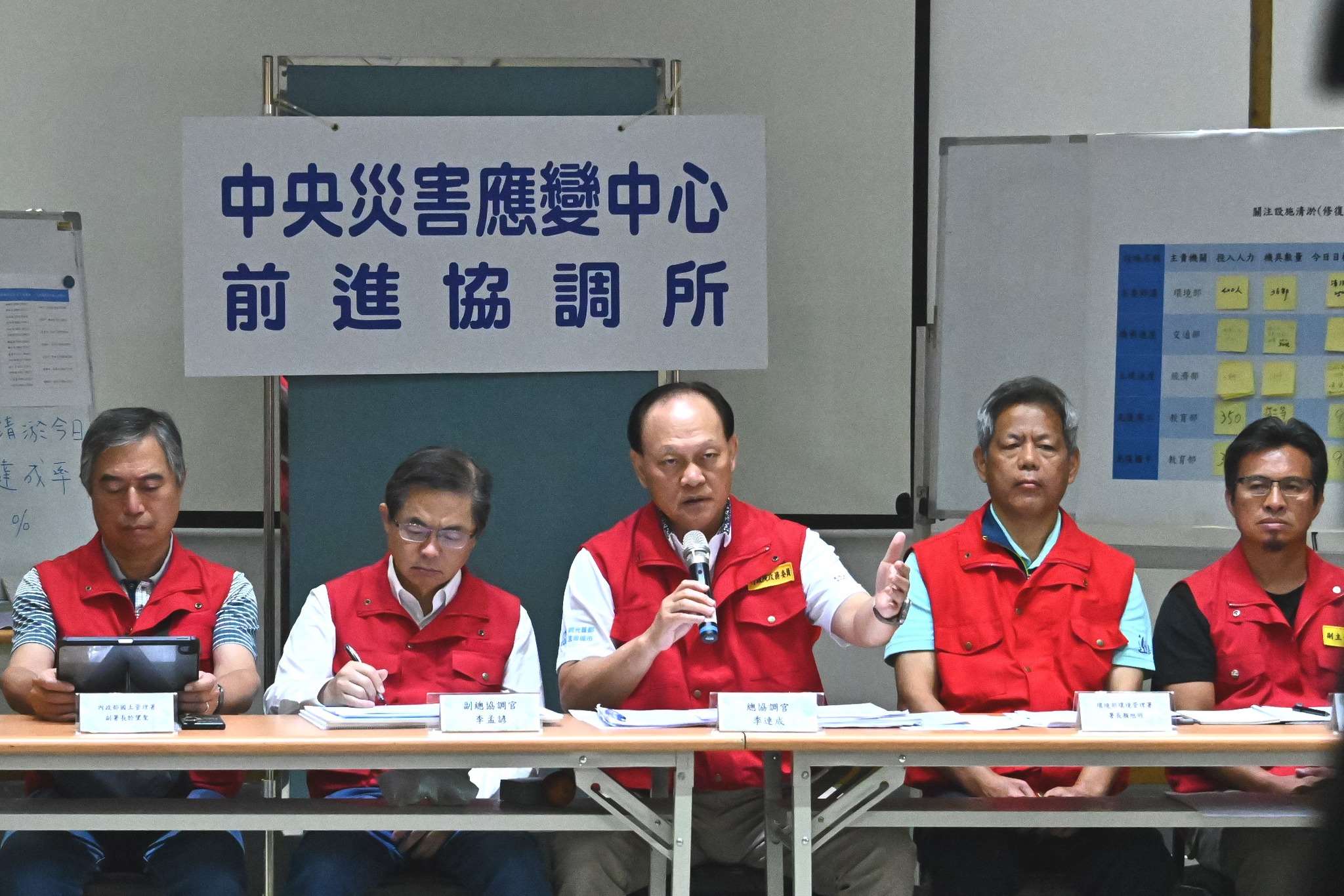 中央災害應變中心前進協調所6日記者會，總協調官季連成（右3）說明救災重點。(行政院提供)