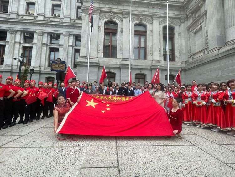 中國僑團近年利用慶祝中國十一國慶，在美國費城市政廳前升起五星旗，而今年則引起各方批評。圖為2024年時升旗畫面。(圖:賓州華人聯合會網站)
