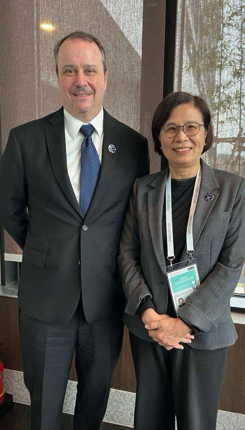 行政院經貿辦總談判代表楊珍妮30日與美國副貿易代表Rick Switzer會談，台灣代表團證實會談觸及對等關稅相關內容。(APEC台灣代表團提供)
