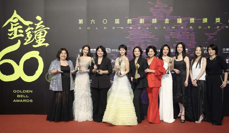 第60屆戲劇類金鐘獎頒獎典禮18日在台北流行音樂中心順利落幕，最終壓軸大獎戲劇節目獎由本屆最具人氣戲劇節目得主「影后」抱回，代表影集深獲觀眾與評審肯定，劇組演員團隊開心合影留念。 
