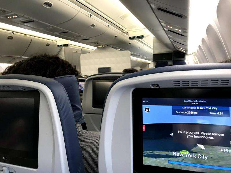 擔憂飛安，美國航空管制員協會籲政府結束停擺。圖為美國國內線班機客艙。 (資料照片)