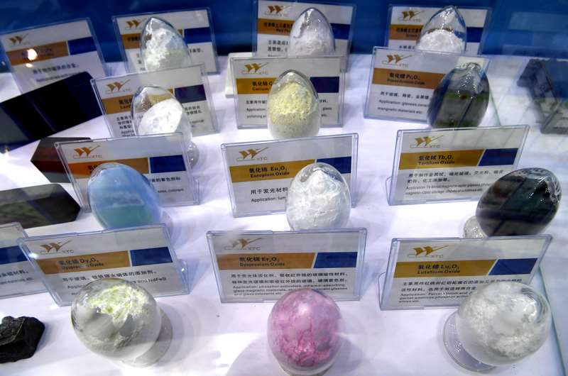 圖為在福州一場交易會展示的稀土加工產品。（中新社資料照）