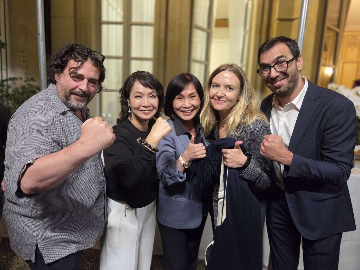 《公主與她的魔法扇子》巴黎未演先轟動，四場門票全數完售，團隊相當開心。左起里昂新一代劇場總監Joris Mathieu、國光劇團團長張育華、傳藝中心主任陳悅宜、孟芙劇院總監勒克樂赫Ninon Leclère。(江昭倫 攝)