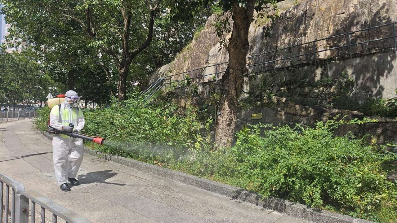 香港食環署26日安排承包商在鳳德邨外圍進行防蚊工作。(FB@食物環境衞生署)