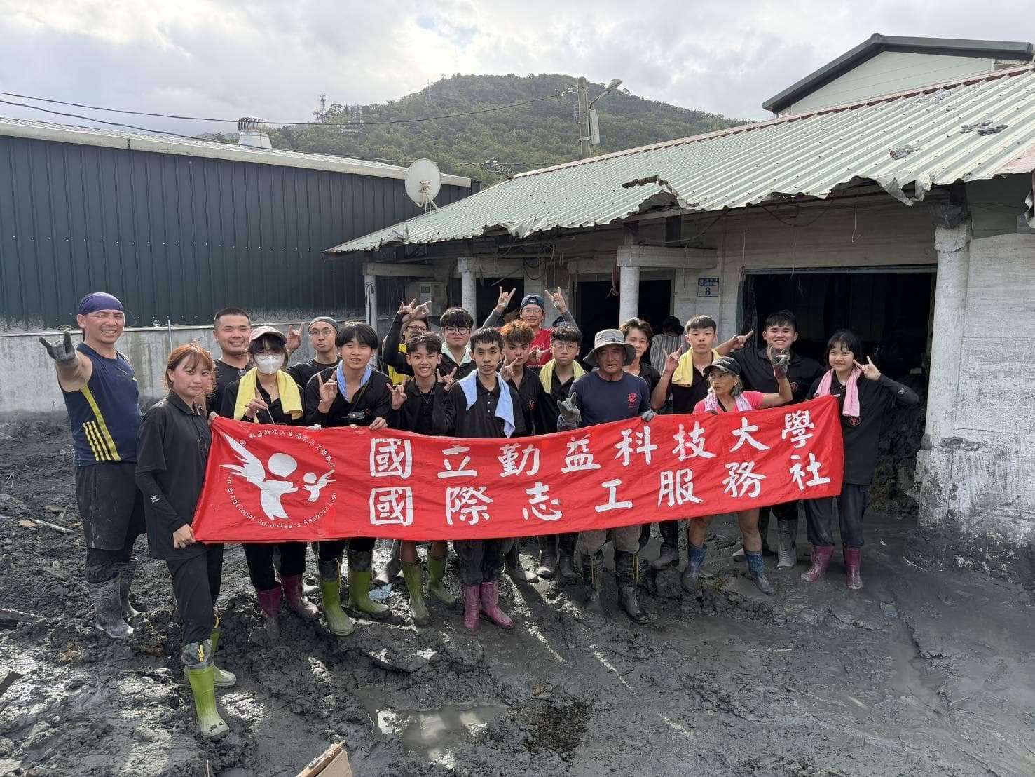 屋內的淤泥跟門一樣高！勤益國際志工隊化身鏟子超人現身花蓮光復清淤