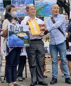 針對近年來的光電發展亂象，全台各地至少21個環保團體今天(27日)到行政院發表聯合聲明，提出十大訴求，並呼籲務必在今年底完成修法，行政院能源及減碳辦公室參議林國良(中)出面接下環保團體的陳情書。(陳念宜 攝)