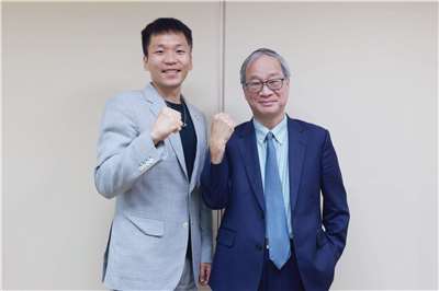 文化部長李遠(右)與運動部長李洋(左)今天(16日)首度會面，象徵「遠洋合作」，宣示文化部與運動部攜手啟動跨界新篇章。(文化部提供)