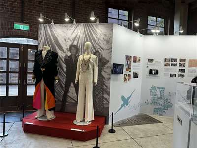 傳藝中心臺灣音樂館推出台灣流行音樂特展，展示出以前歌手上台表演的豪華秀服。(楊雨青攝)