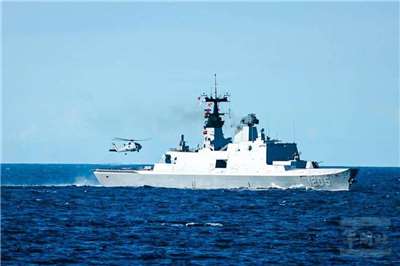 海軍自13日至17日舉行「海強操演」。圖為S-70C反潛直升機降落康定級軍艦。（軍聞社提供）