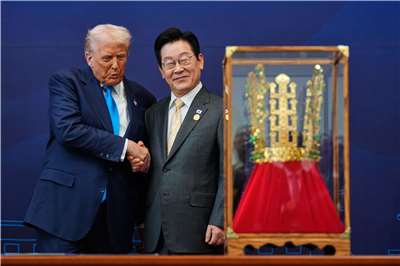 南韓總統李在明(Lee Jae Myung，右)29日與美國總統川普(Donald Trump，左)會面，並送上一頂新羅王朝的金冠複製品。(美聯社/達志影像)