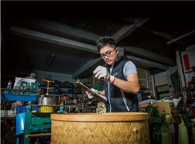 製茶講究精準與細節的張家齊   本照片轉載自福爾摩茶formocha粉絲頁 