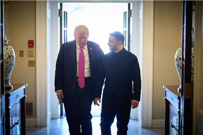 美國總統川普(Donald Trump，左)17日在白宮會晤烏克蘭總統澤倫斯基(Volodymyr Zelenskyy，右)。(翻攝X@ZelenskyyUa)