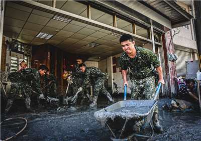 花蓮馬太鞍溪堰塞湖溢流重創光復鄉，國軍官兵全力救災。(軍聞社提供)