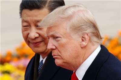 美國總統川普(前)與中國國家主席習近平(後)即將於韓國見面，關稅議題再掀變數。 資料照片 (路透社/達志影像)