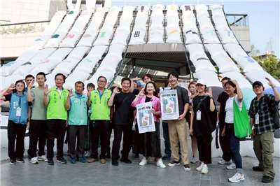 民進黨政策會今天(18日)發布新聞稿表示，民進黨政策會昨天(17日)啟動「DPP Real Local在地巡旅」系列行程，首站前往彰化參訪「台灣設計展」，希望藉由「微旅行」的方式，讓黨內人士實地了解政策落實的過程與成果。(圖：民進黨政策會)
