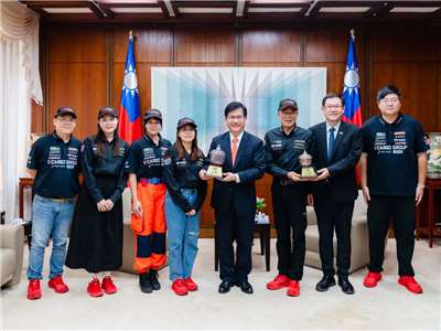 外交部長林佳龍在臉書發文表示，台灣iTaiwan代表隊在亞洲拉力賽奪得2座獎盃，恭喜代表隊為台灣汽車產業再度寫下輝煌歷史 (圖取自林佳龍臉書)