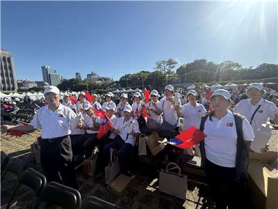 中華民國基督教會協會手持國旗，祝福中華民國生日快樂。(謝佳興 攝)